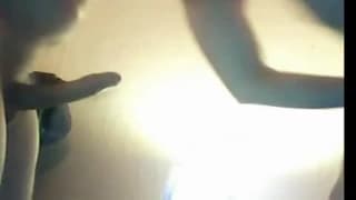 Brünette mit Appetit nach großen Schwänzen