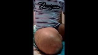 Dieser Kerl steckt sich ein Sexspielzeug rein