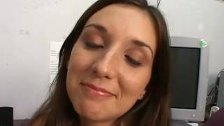 Sie befriedigt sich mit einem violetten Dildo