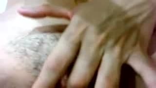 Diese junge Teenager spielt mit ihrem Arsch