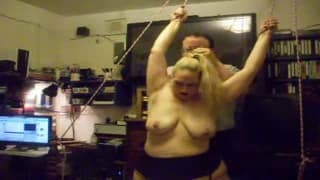 Dicke Blondine ist gefesselt und er spielt Dicke Blondine ist gefesselt und er spielt