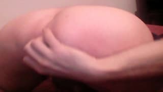 Er spielt mit einem Buttplug und wichst