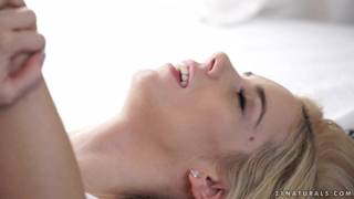 Nesty ist eine geile und ungezogene Blondine