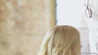 Klara Lord verwöhnt seinen harten Schwanz