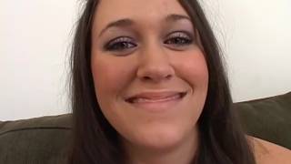 Stephanie verehrt ihre Spielzeuge zum Spielen