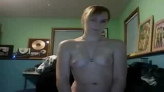 Sie hat einen pinken Dildo in sich