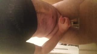 Der Schwule schnappt seinen Pimmel und wichst