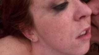 Diese Rothaarige liebt die Befriedigung sehr