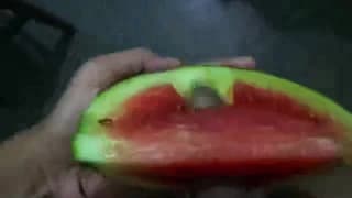 Dieser Kerl masturbiert mit einer Melone
