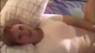 Sie wird mit Dildos und Pimmeln gefickt Sie wird mit Dildos und Pimmeln gefickt