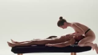 Diese Brünette gibt ihm eine gute Massage