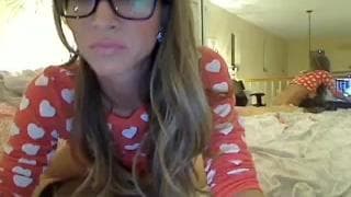 Diese heiße Fotze fickt einen großen Dildo