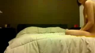 Versaute Schlampe fickt ihren Mann und mag es