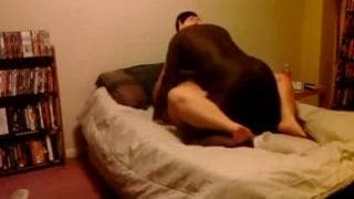 Eine BBW mit einem Schwarzen im Bett