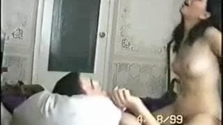 Brünette Ehefrau lässt Ehemann im Bett kommen