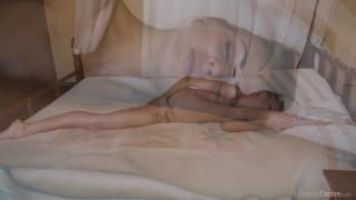 Sehr flexible Schlampe zeigt uns alles