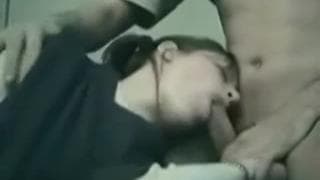 Sie ist eine Brünette, die ihn gerne gut bläst