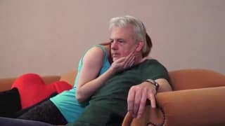 Heiße Rothaarige fickt mit altem Mann