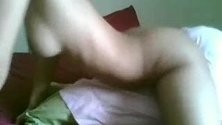 Dieses geile Babe reibt sich an einem Kissen Dieses geile Babe reibt sich an einem Kissen