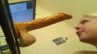 Sie übt das Blasen an einem geilen Dildo