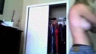 Dieses Babe zieht sich vor der Kamera aus