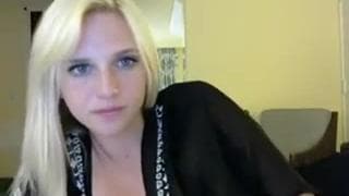 Heiße Blondine mit Riesentitten wird notgeil