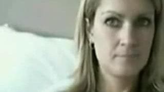 Diese vollbusige Schlampe masturbiert gerne