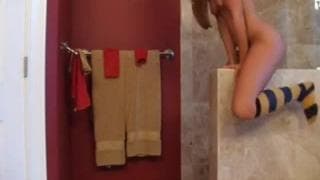 Eine süße Schülerin tanzt sehr sexy für uns