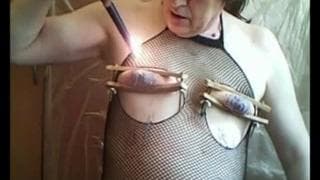 Dieser Kerl macht sich geil mit Klammern