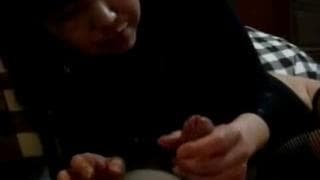 Sie wichst ihn bis er kommt