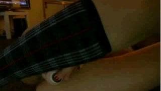 Sie penetriert sich selbst mit einem Dildo