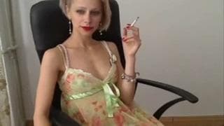 Heiße, blonde Milf macht uns sehr geil