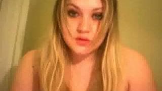 Dicke Milf spielt mit sich vor der Cam