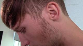 Zee Knox zeigt uns seinen harten Schwanz