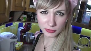 Heiße Blondine öffnet Arsch für diesen Mann