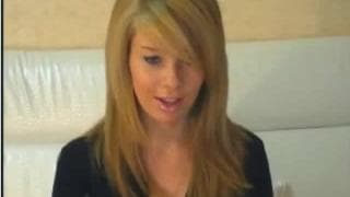 Sie zieht sich für uns vor der Kamera aus