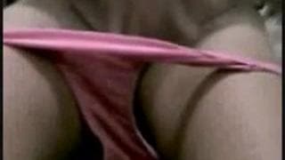 Heiße Milf spielt mit ihrer Mumu und dem Dildo