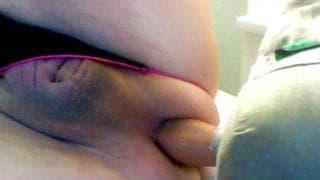 Diese Transe fickt sich mit einem Spielzeug