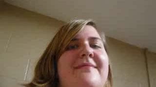 Sie zeigt dir ihre geile Muschi und kommt.