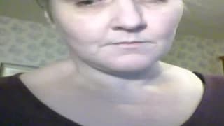 Eine dicke Schlampe fickt sich gerne selbst