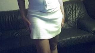 Diese brünette MILF befriedigt sich sehr gern