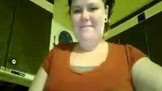 Diese Amateur MILF zeigt ihre geilen Titten