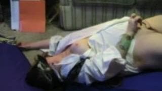 Sie fickt sich selbst im Bett und bläst