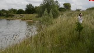 Ein geiles Paar genießt heissen Sex am See