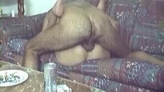 Er öffnet ihre Beine & fickt sie auf dem Sofa