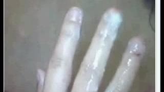 Sie bekommt all ihre Finger in die Muschi