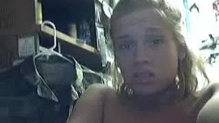 Diese heiße Blondine fickt sich die Fotze