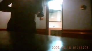 Diese Brünette wird heimlich beobachtet