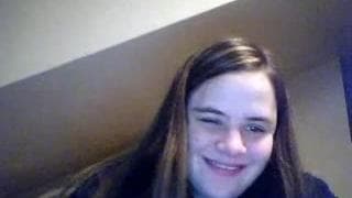 Teenager liebkost ihre riesigen Titten