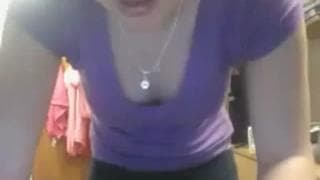 Eine junge Bitch fingert sich die Fotze